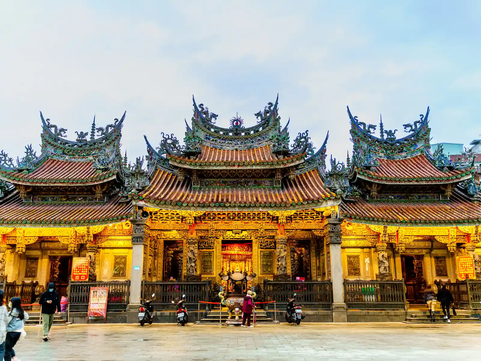 A view of one of front facade of one of the halls of Qingshui Zushi Temple from the courtyard.