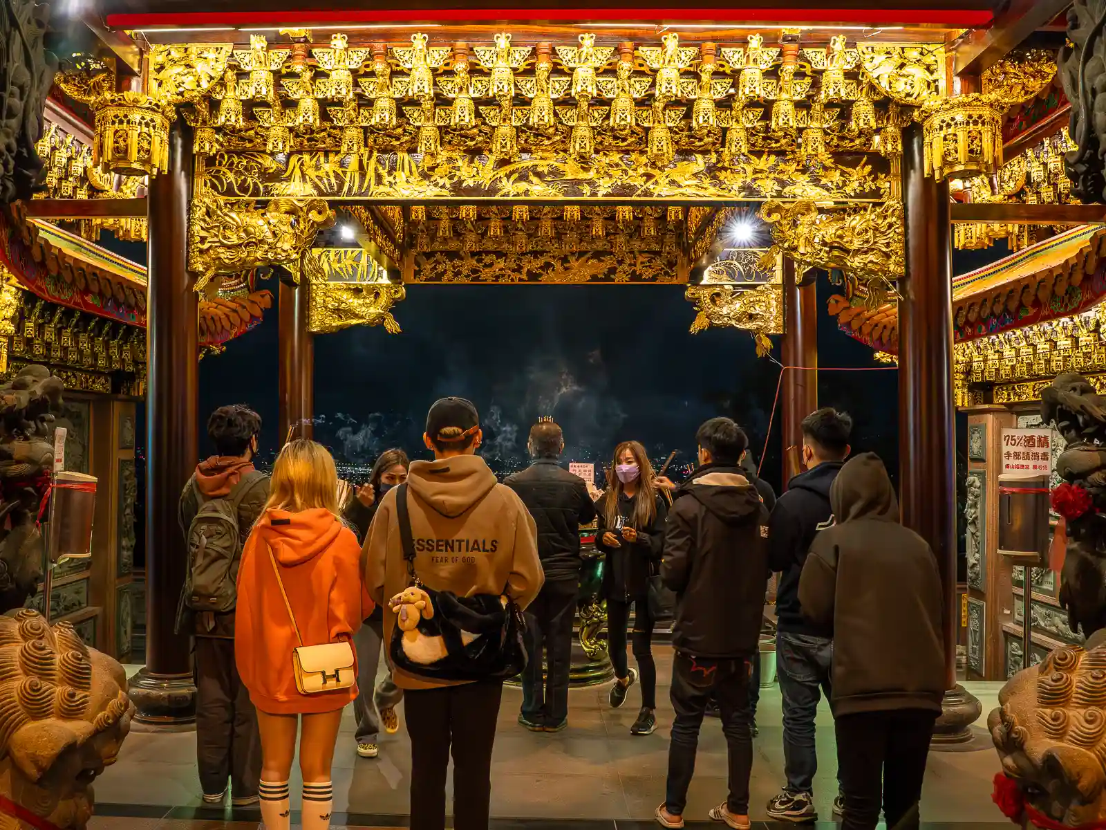 There are several platforms in the temple where it is possible to pray while enjoying an expansive view of New Taipei City.