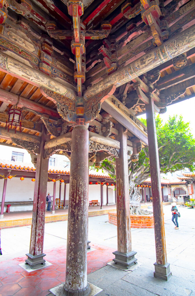 Carved pillars with dragon detailing.