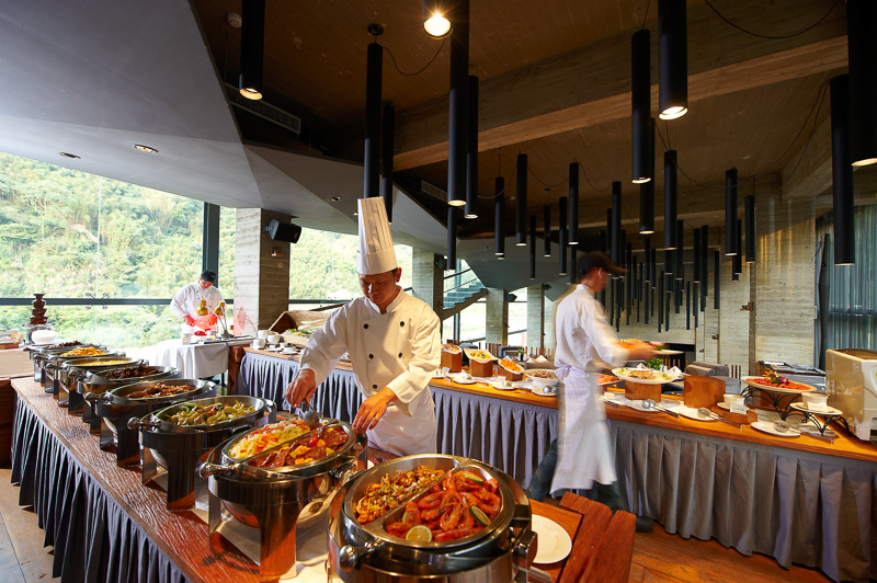 The lunch buffet features traditiona Hakka dishes and locally sourced ingredients.