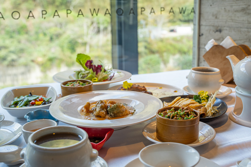 Glass walls increase the sense of being in nature even while eating.