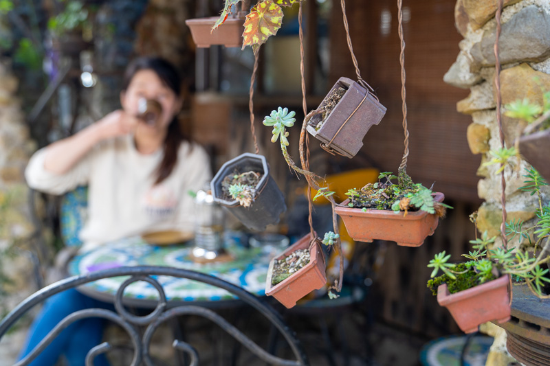 Hand-made decorative potted plants hang around the coffee shop.