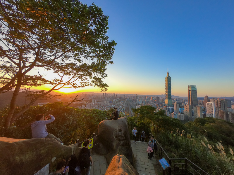 A view of sunset over Taipei with Taipei 101 in the background.