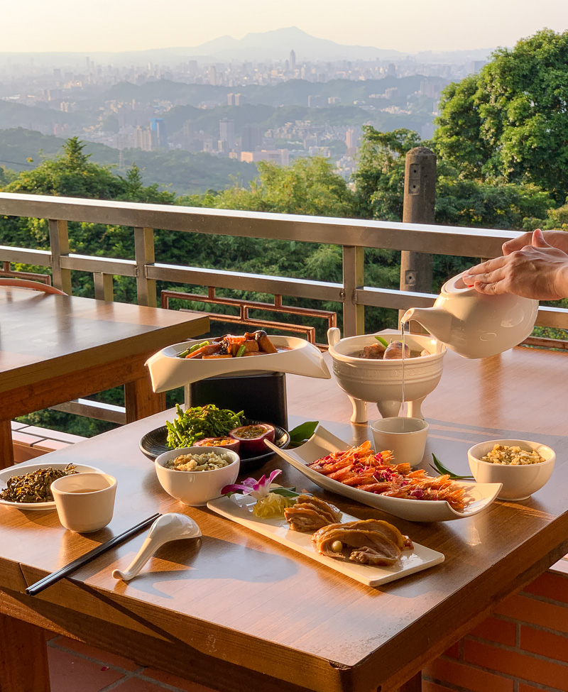 About an eight-minute walk from Maokong Station, Ayishi Big Tea Pot specializes in tea-based cuisine.