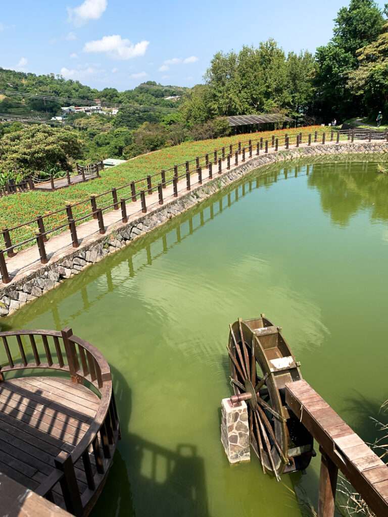 The popular Zhangshu Trail weaves between tea farms as it travels through the Maokong Tea Gardens.