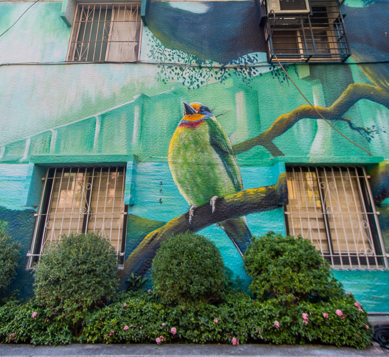 A multicolored bird mural in Lingya District.