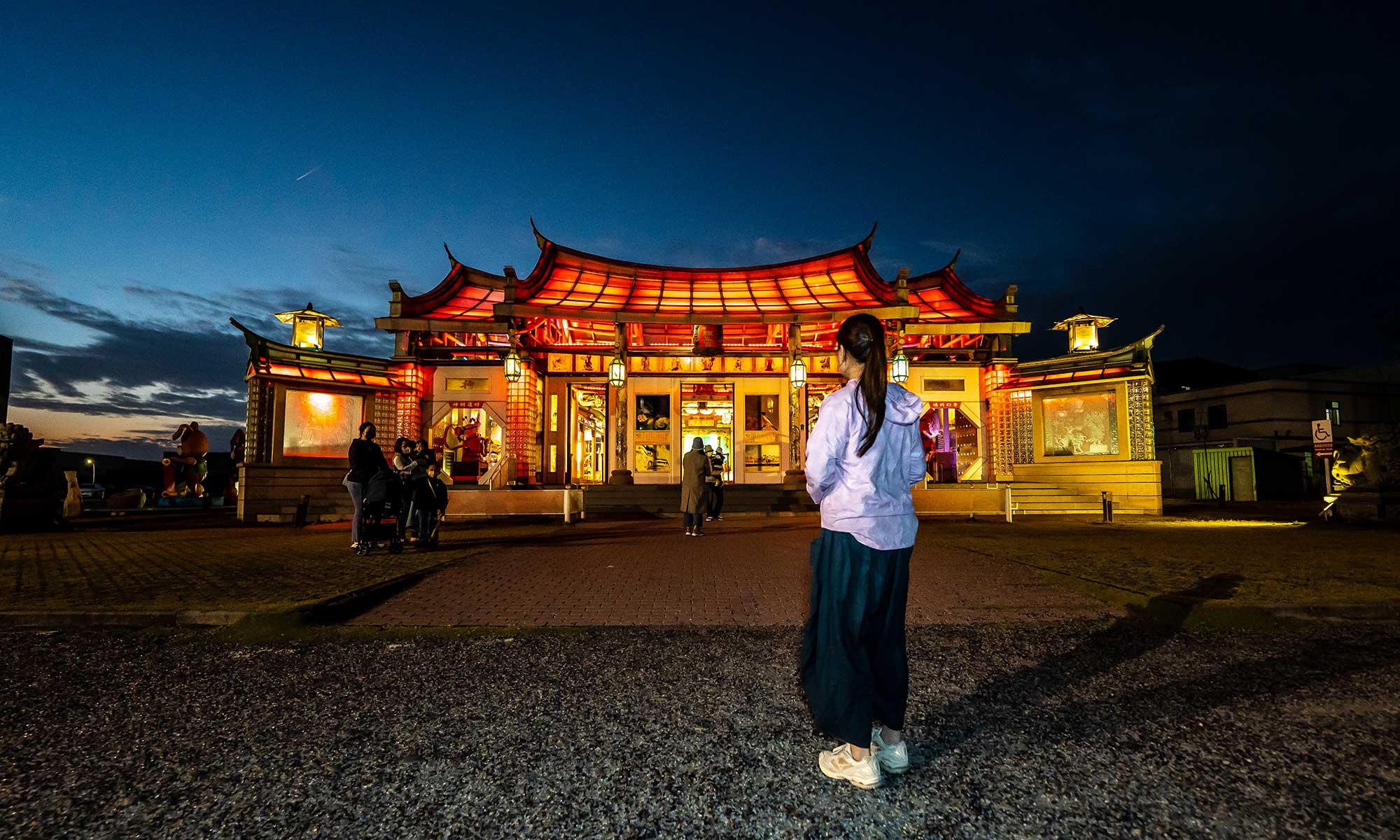 A view of the Hu Sheng Glass Temple at night.