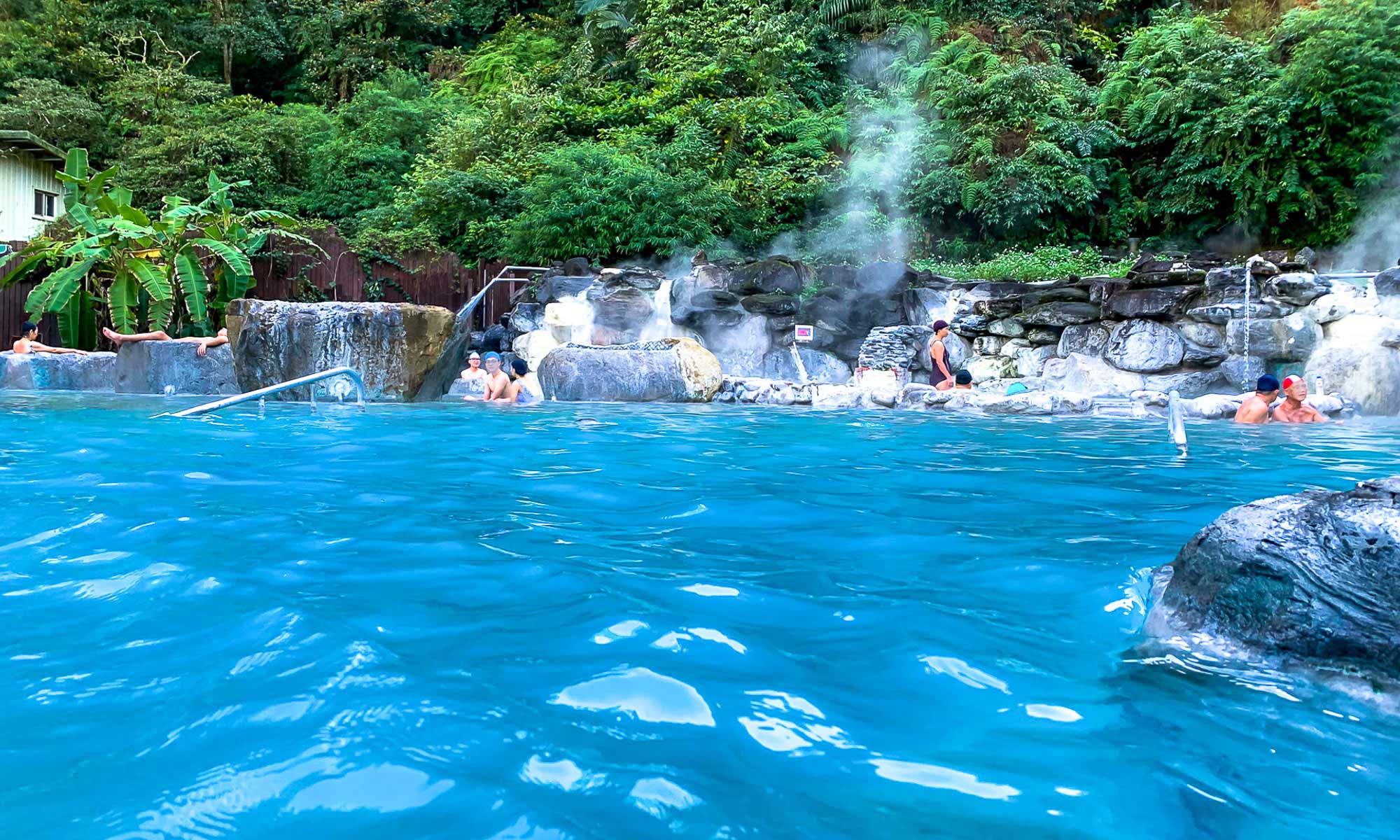 A photo of the largest public hot spring pool at Jioujhihze Hot Spring, it is large enough that it accommodates dozens of people.