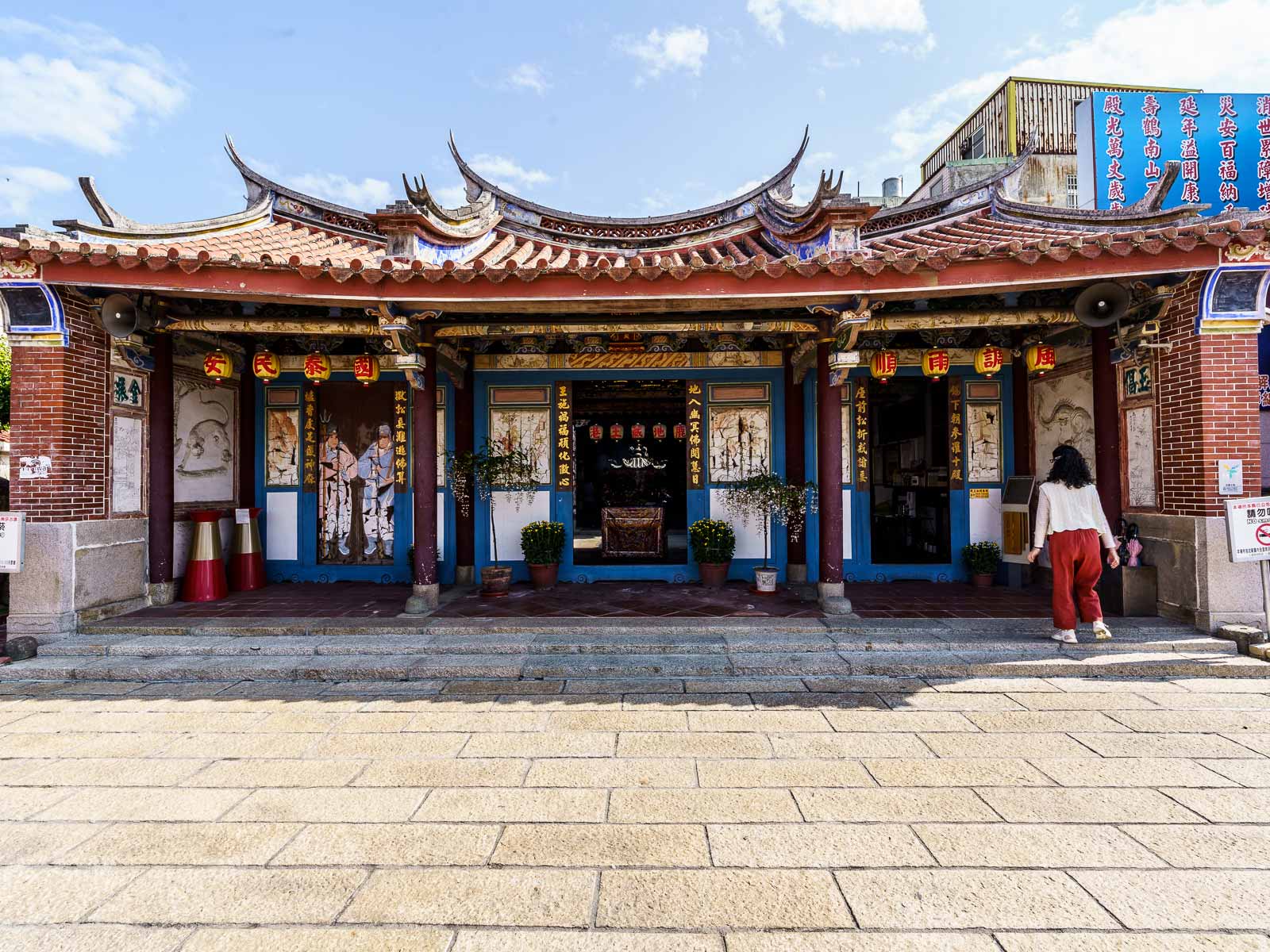 The colorful front facade of the single-story Decang Temple.