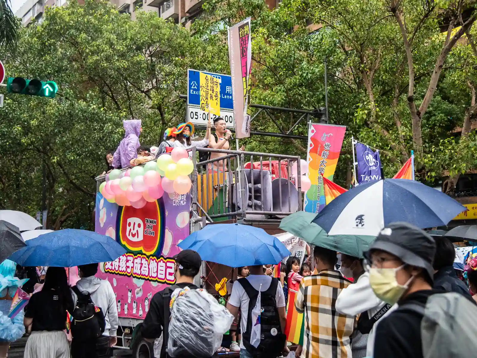 The banner on the side of a parade float reads "Taiwan Love is Love".