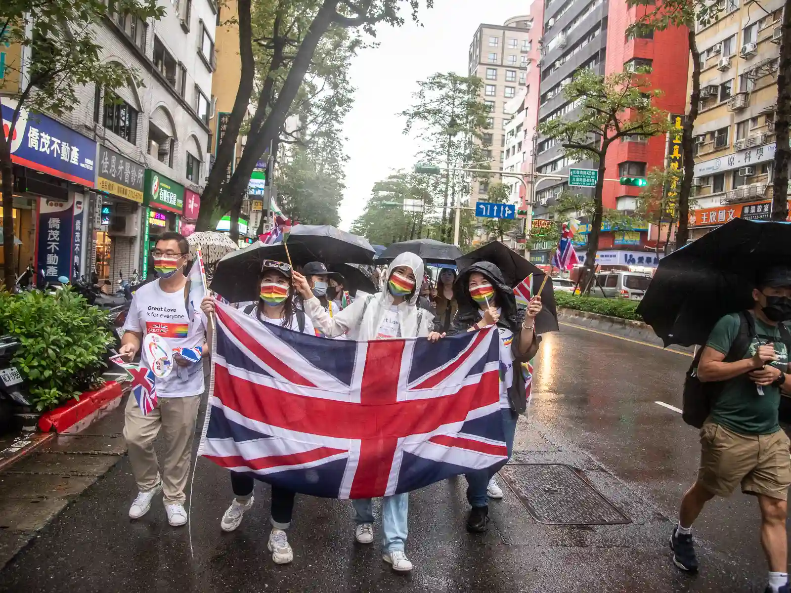 A group of marchers carry the Union Jack.