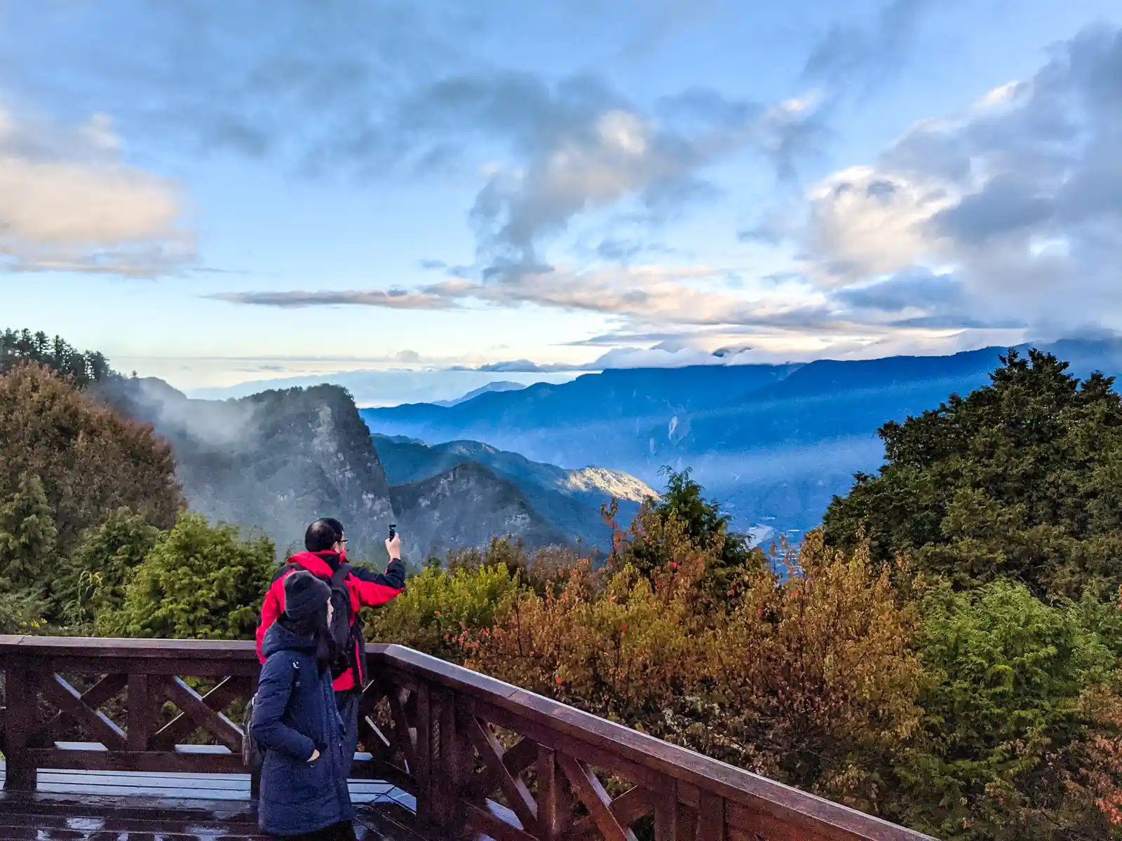 Tourists snap a panoramic photo at Xiaoliyuanshan Lookout in Alishan National Forest Recreation Area.