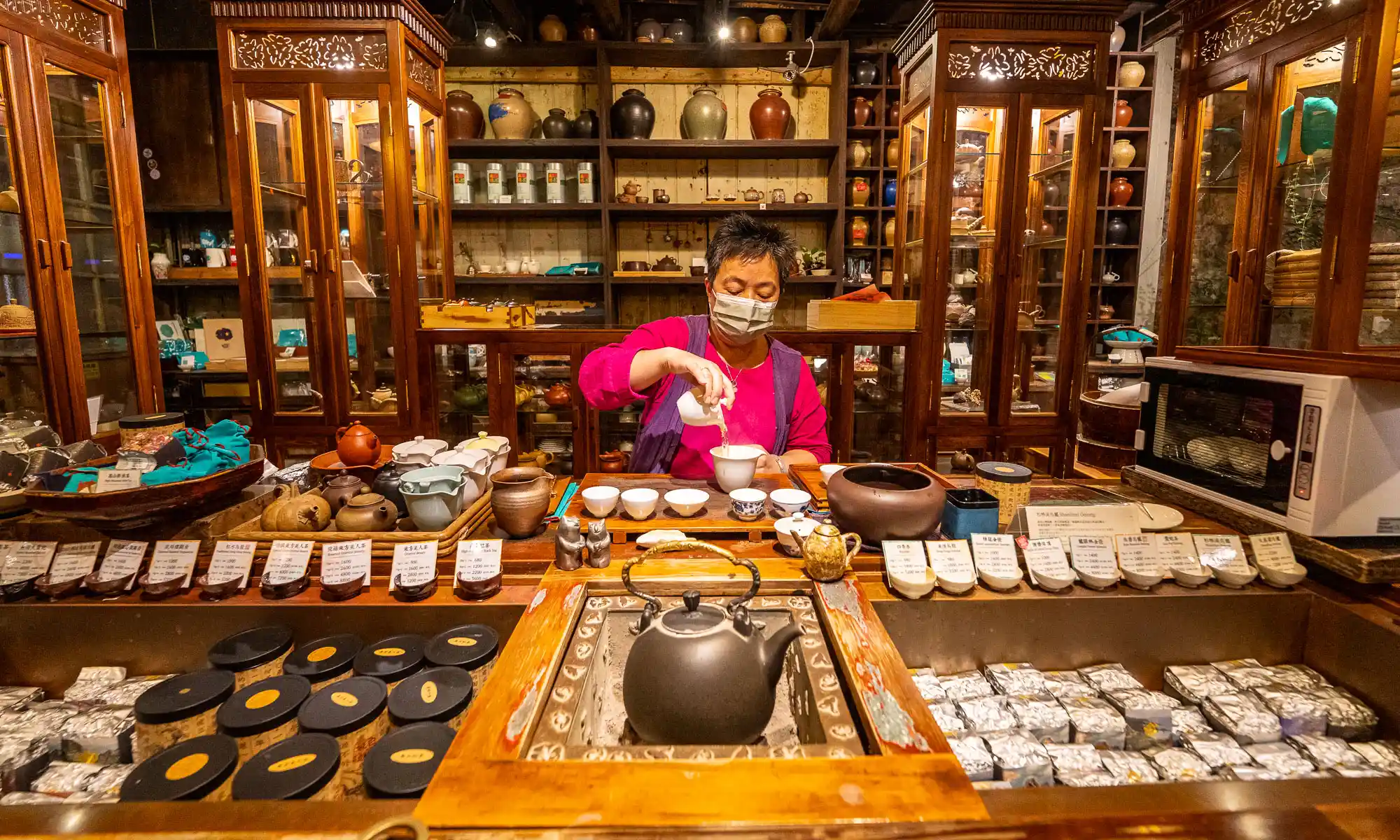 An employee of Jioufen Teahouse demonstrates the gongfu tea brewing technique.