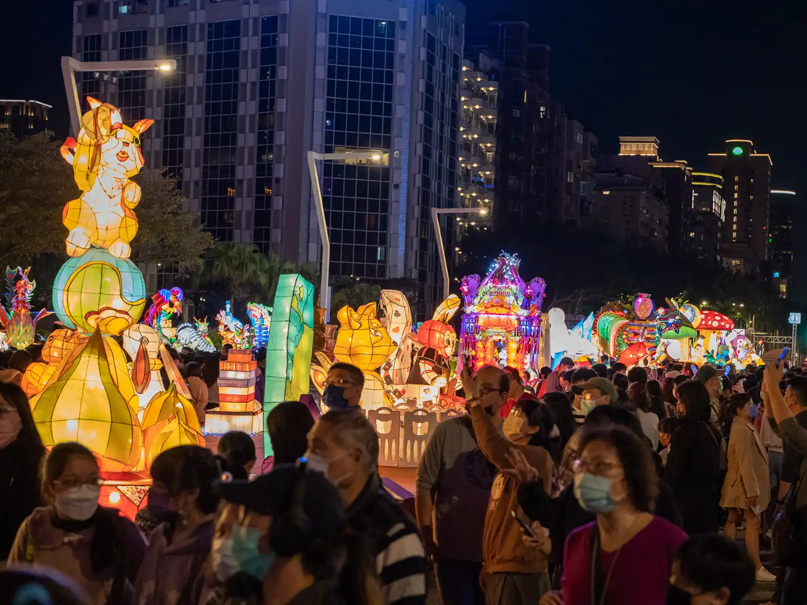 tour-lantern-festival-light-installation